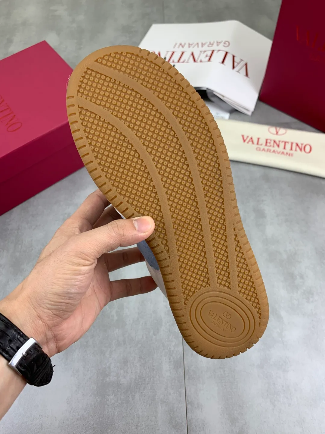 Men's men's shoes 💰P600 New model Latest Valentino Valentino V family new casual young fashion trend sports shoes Full of vitality No age limit Very light and comfortable on the feet Packaging Original purchase and development Production of goods Various color combinations are eye-catching Activate the charming sunny boy Shoe design combines coolness with daily style Full of street style Multi-color options!   Fabric: original material splicing/first-layer cowhide Lining: imported cowhide/original logo sweat-absorbent and breathable foot pad Outsole: TPU foam lightweight material outsole Brand injection insole Code number: 38-46 Full set of packaging Color: 3️⃣ colors available